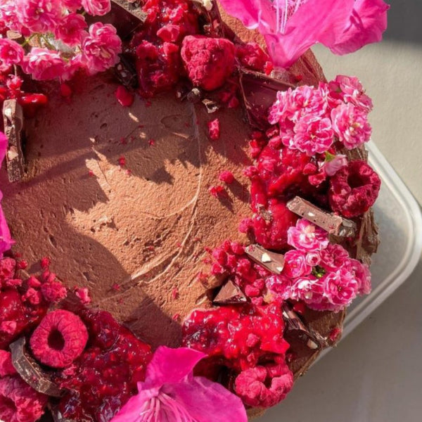 raspberries cake decoration